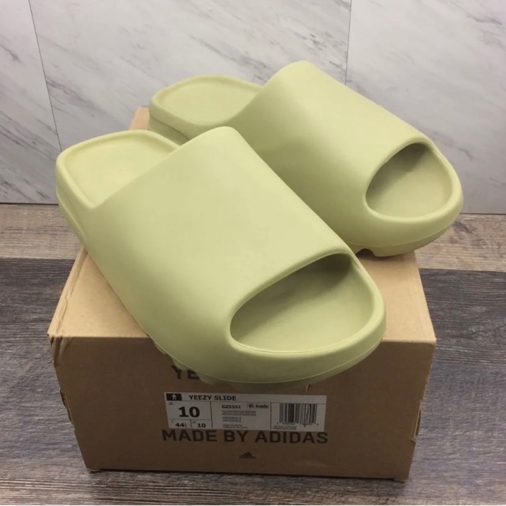 Adidas Yeezy slides. US 10